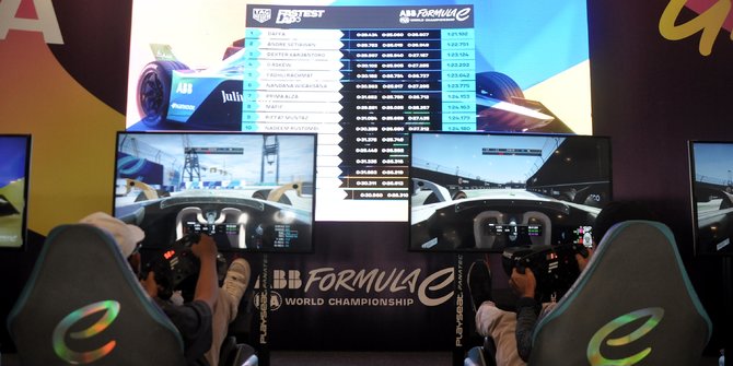 Keseruan Pengunjung Bermain Simulator Formula E