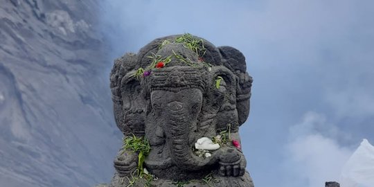Arca Ganesha di Bibir Kawah Gunung Bromo yang Hilang Diganti Baru