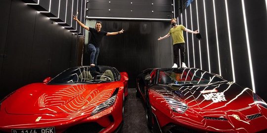 Raffi Ahmad Lagi-Lagi Bikin Kejutan, Kini Alan Walker ke Rumahnya, Pose di Atas Mobil