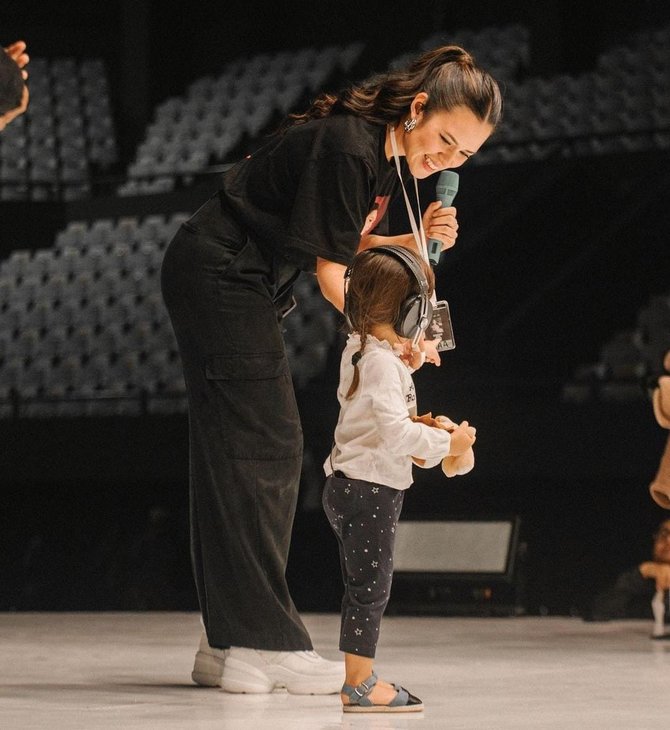 zalina anak raisa sudah bisa memoto ini hasilnya pose sang ibu gemas abis