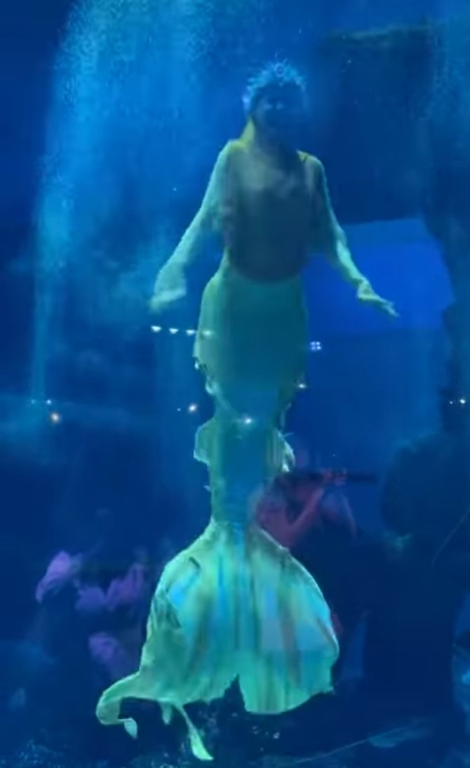 bak putri duyung ini potret ria ricis berenang di akuarium raksasa bareng hiu