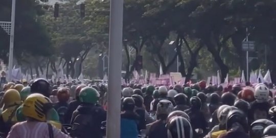 Dokter dan Perawat Demo Depan Gedung DPR, Jalan Gatot Subroto Arah Slipi Macet Parah