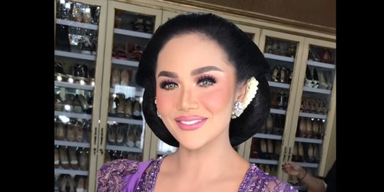 6 Potret Cantik Krisdayanti Tampil Berkebaya ke Kondangan, Netizen 'Aurel Banget'