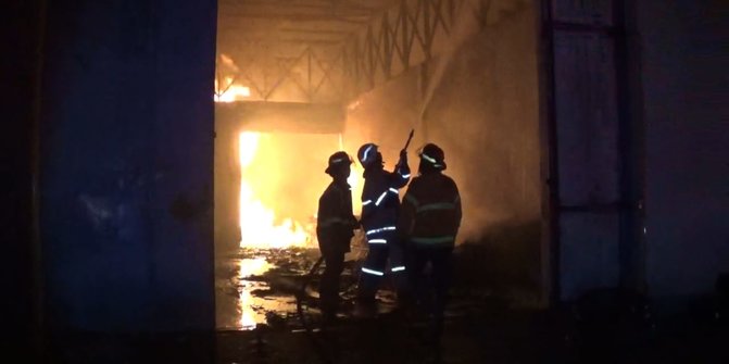 Gudang Penyimpanan Plastik di Cibitung Bekasi Terbakar