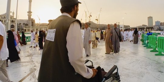 Pakai Jasa Kursi Roda Ilegal, Jemaah Haji Lansia Dihentikan Penjaga Masjidil Haram