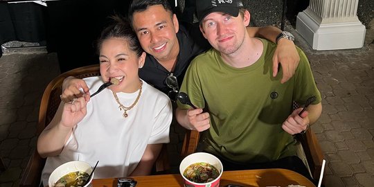 6 Momen Alan Walker Kunjungi Rumah Raffi Ahmad, Makan Mie Kocok Hingga Disajikan Sate