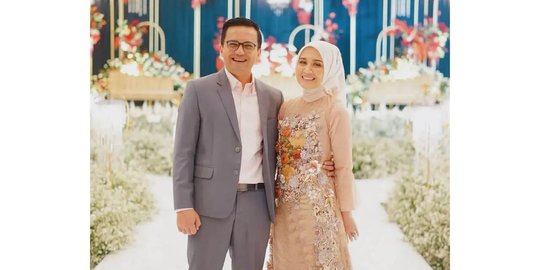 6 Potret Sahrul Gunawan dan Istri saat Hadir di Acara Kondangan, Serasi Banget!