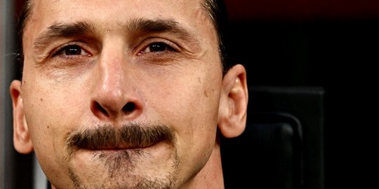 Ekspresi Ibrahimovic Tak Kuasa Menahan Haru Umumkan Pensiun di Hadapan Fans Milanisti