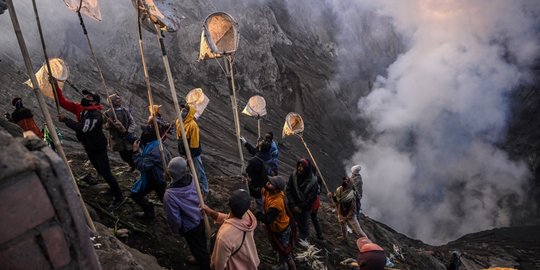 Menantang Maut Menangkap Sesajen Suku Tengger yang Dilempar ke Kawah Bromo