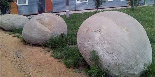 Batu Misterius Mirip Telur Dinosaurus Ditemukan, Bisa Berubah Warna Saat Kena Hujan