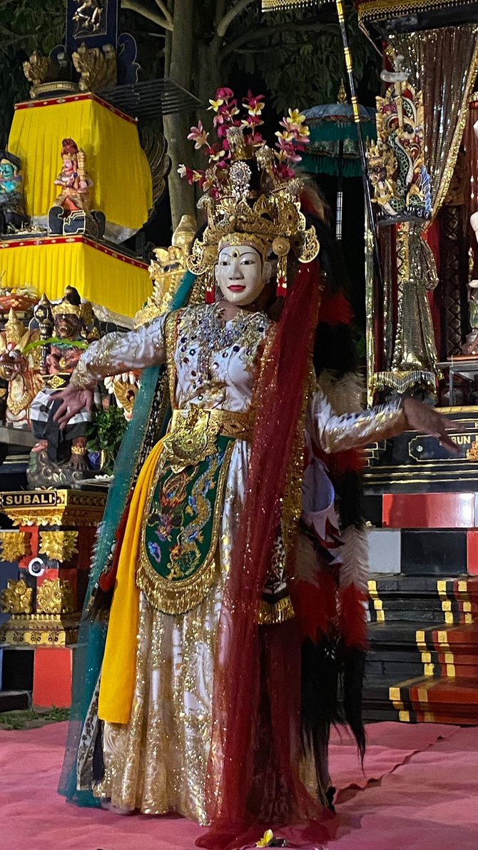 penampilan maestro tari didik nini thowok dalam peran calonarang