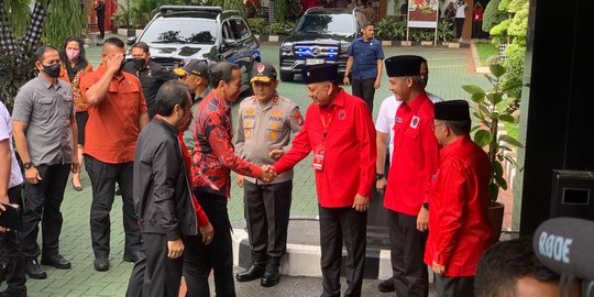 Tiba di Rakernas III PDIP, Jokowi Disambut Ganjar