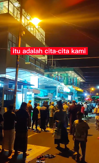 masya allah sholat subuh di masjid ini luar biasa banyak jemaahnya sampai ke jalanan