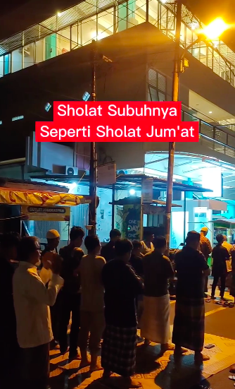 masya allah sholat subuh di masjid ini luar biasa banyak jemaahnya sampai ke jalanan