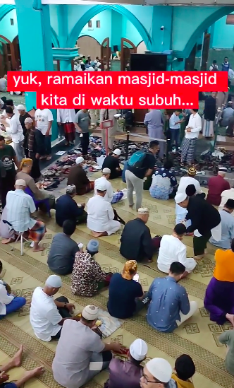 masya allah sholat subuh di masjid ini luar biasa banyak jemaahnya sampai ke jalanan
