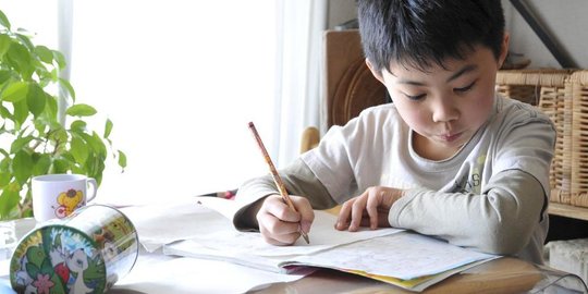 yang tepat mengajarkan anak tentang uang rev1