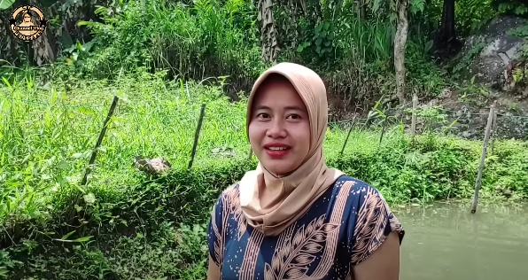 potret ibu rt cantik bikin hidup warga tentram nomor 2 kumis tipis mirip iis dahlia