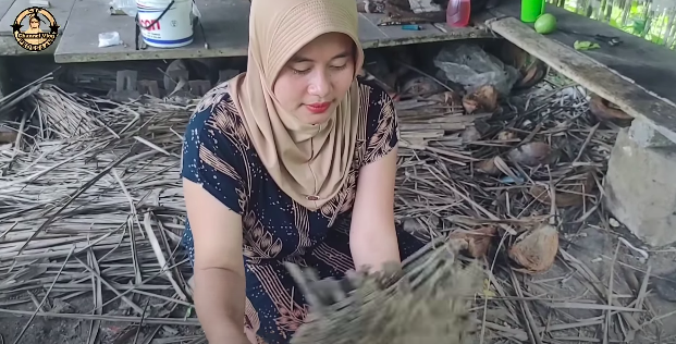 potret ibu rt cantik bikin hidup warga tentram nomor 2 kumis tipis mirip iis dahlia