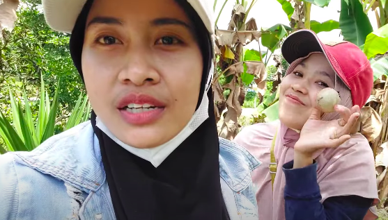 potret ibu rt cantik bikin hidup warga tentram nomor 2 kumis tipis mirip iis dahlia