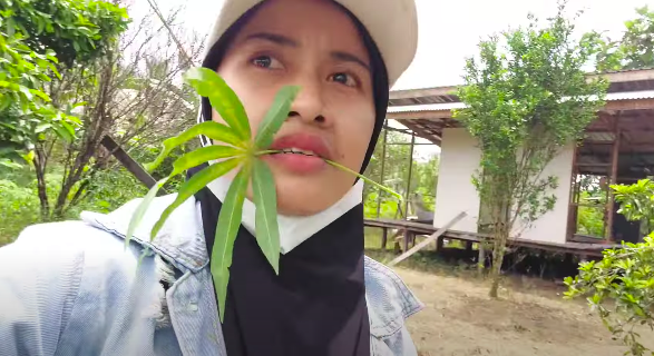 potret ibu rt cantik bikin hidup warga tentram nomor 2 kumis tipis mirip iis dahlia