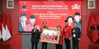 Momen Megawati Serahkan Foto Peristiwa Batu Tulis Pencapresan Ganjar ke Jokowi