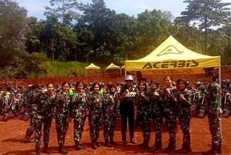 potret kowad beraksi di sirkuit motor cross