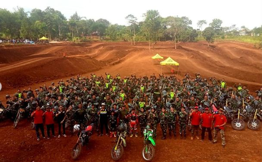 potret kowad beraksi di sirkuit motor cross