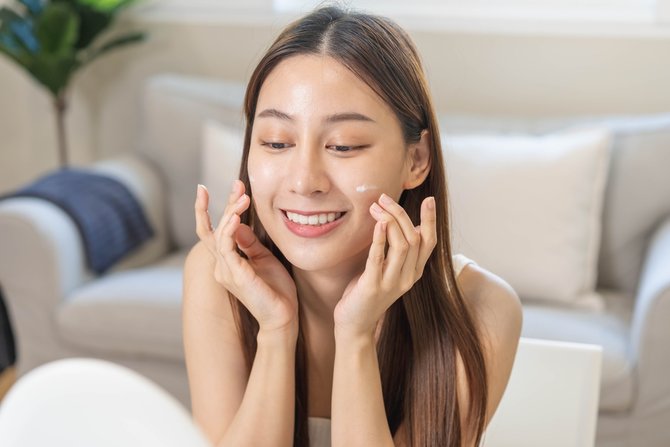 10 tips mengatasi kulit kusam yang ampuh agar wajah kembali cerah dan glowing