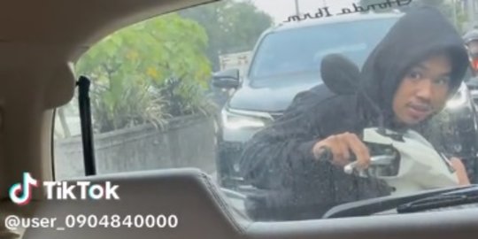 Tak Pakai Helm di Jalan Raya, Aksi Pengendara Sembunyi dari Polisi Ini Bikin Ngakak