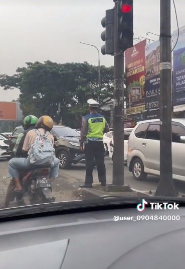 pengendara motor tak pakai helm