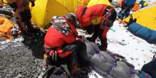 Potret Pendaki Malaysia Hampir Mati di Everest, Dibungkus Sleeping Bag dan Digendong