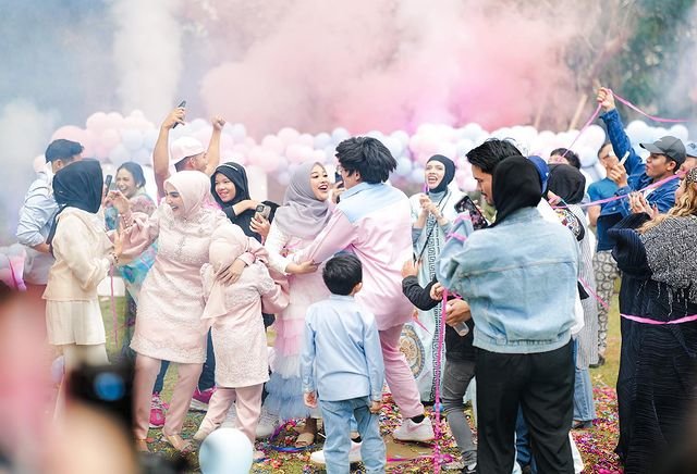 momen gender reveal anak kedua aurel dan atta