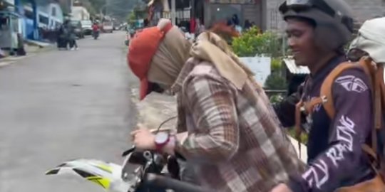 Viral Ojek Motor Gunung Sumbing Penumpang Duduk di Depan, Ini Alasannya