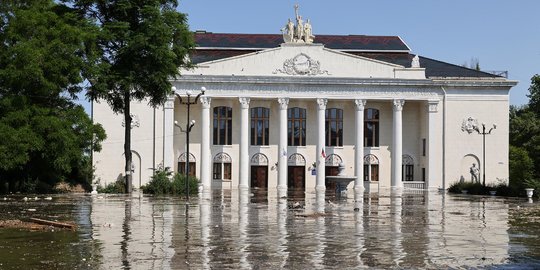 Penampakan Banjir Parah Rendam Zona Perang di Ukraina Akibat Bendungan Raksasa Jebol