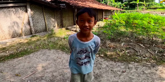 Bocah 10 Tahun Rela Putus Sekolah Demi Merawat Sang Ibu yang Sedang Sakit Lumpuh