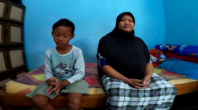 bocah 10 tahun rela putus sekolah demi merawat sang ibu yang sedang sakit lumpuh