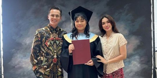 Baru Wisuda, Ini Kebersamaan Ussy Sulistyawati dan Amalia Putri Anak Sulungnya