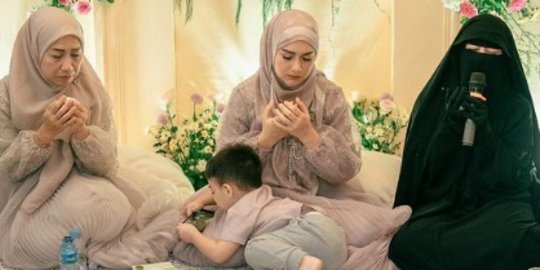 Tak Didampingi Suami, Intip Deretan Momen Irish Bella Gelar Pengajian Ulang Tahun