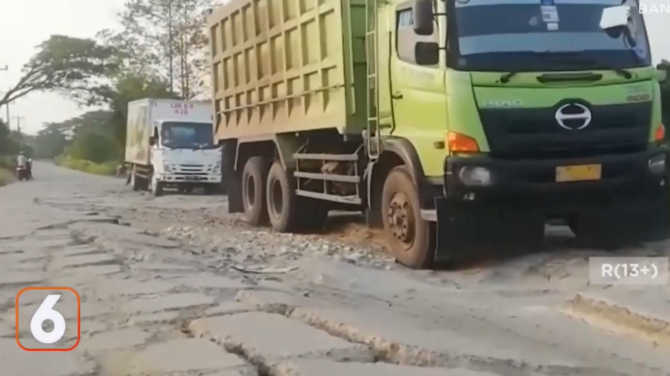 potret jalan malingping beyeh di lebak rusak parah selama empat tahun