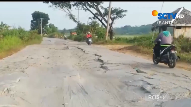 potret jalan malingping beyeh di lebak rusak parah selama empat tahun