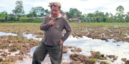 Pensiunan Jenderal Polri Bajak Sawah, Hidup Nikmat "Seruput Kopi Plus Singkong Rebus"