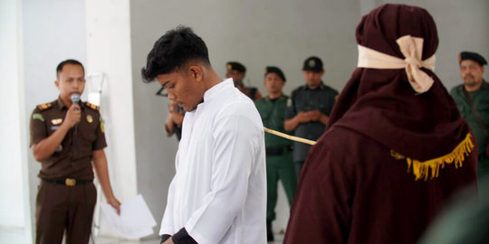 Mesum dalam Mobil di Banda Aceh, Sepasang Muda-mudi Dicambuk 21 Kali