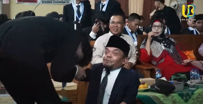akrab dan kompak intip potret kebersamaan ucok baba dan putra pertamanya