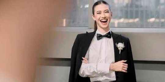 Deretan Potret Menawan Yuki Kato saat Jadi Bridesmaid, Terbaru Kenakan Setelan Jas