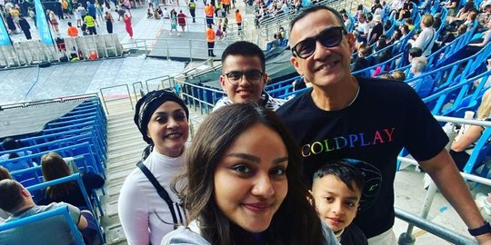 Boyong Keluarga, ini 6 Potret Keseruan Ferdy Hasan Nonton Konser Coldplay di Inggris