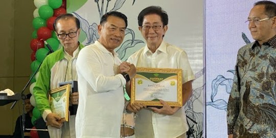 Serap Hasil Rempah Petani, Direktur Sido Muncul Irwan Hidayat Raih Penghargaan HKTI