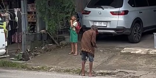 Jemput Cucunya Pulang Sekolah Jalan Kaki Pakai Tongkat, Aksi Kakek Ini Bikin Haru