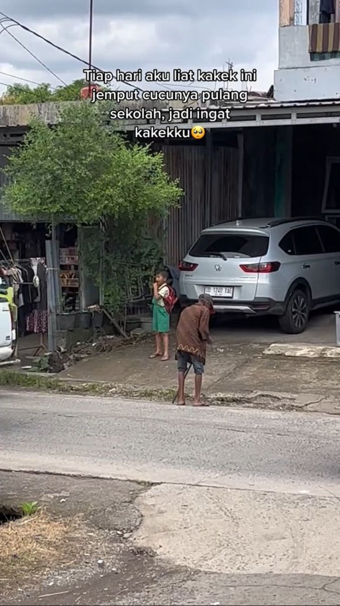 jemput cucunya pulang sekolah jalan kaki pakai tongkat aksi kakek ini bikin haru