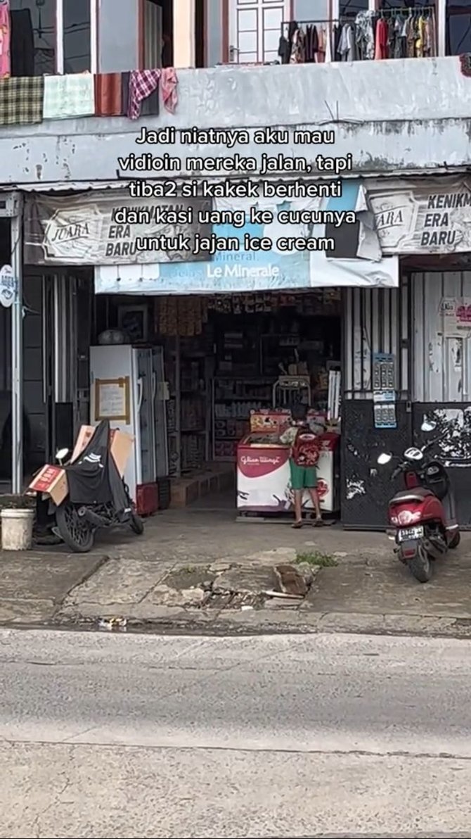 jemput cucunya pulang sekolah jalan kaki pakai tongkat aksi kakek ini bikin haru