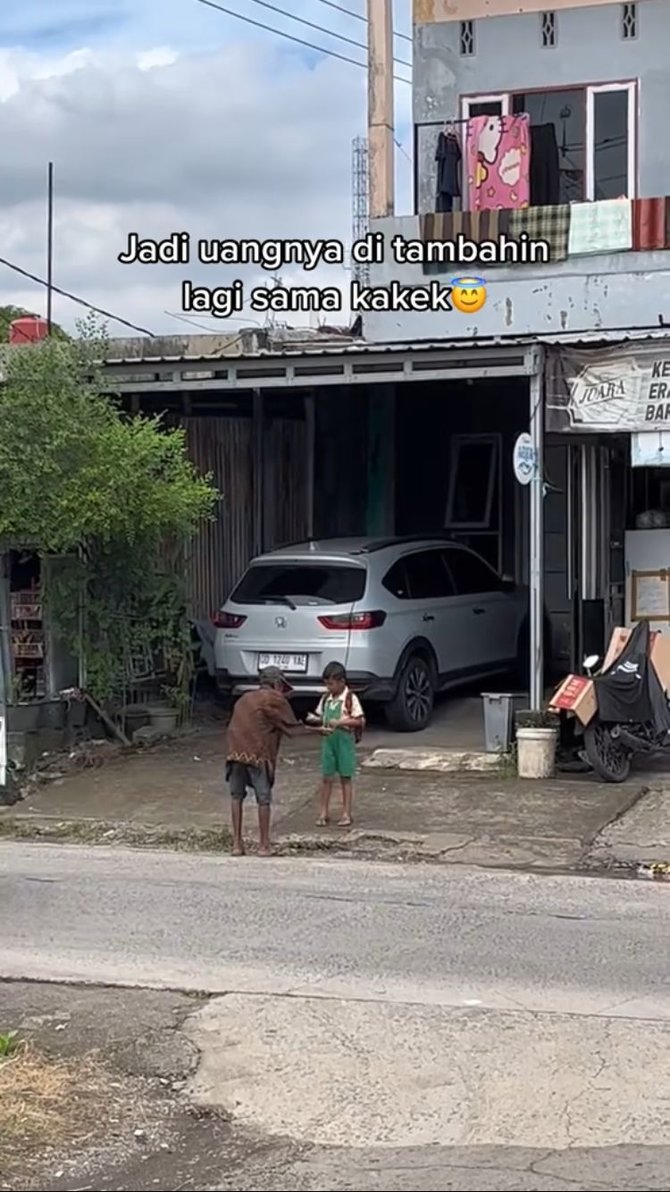 jemput cucunya pulang sekolah jalan kaki pakai tongkat aksi kakek ini bikin haru